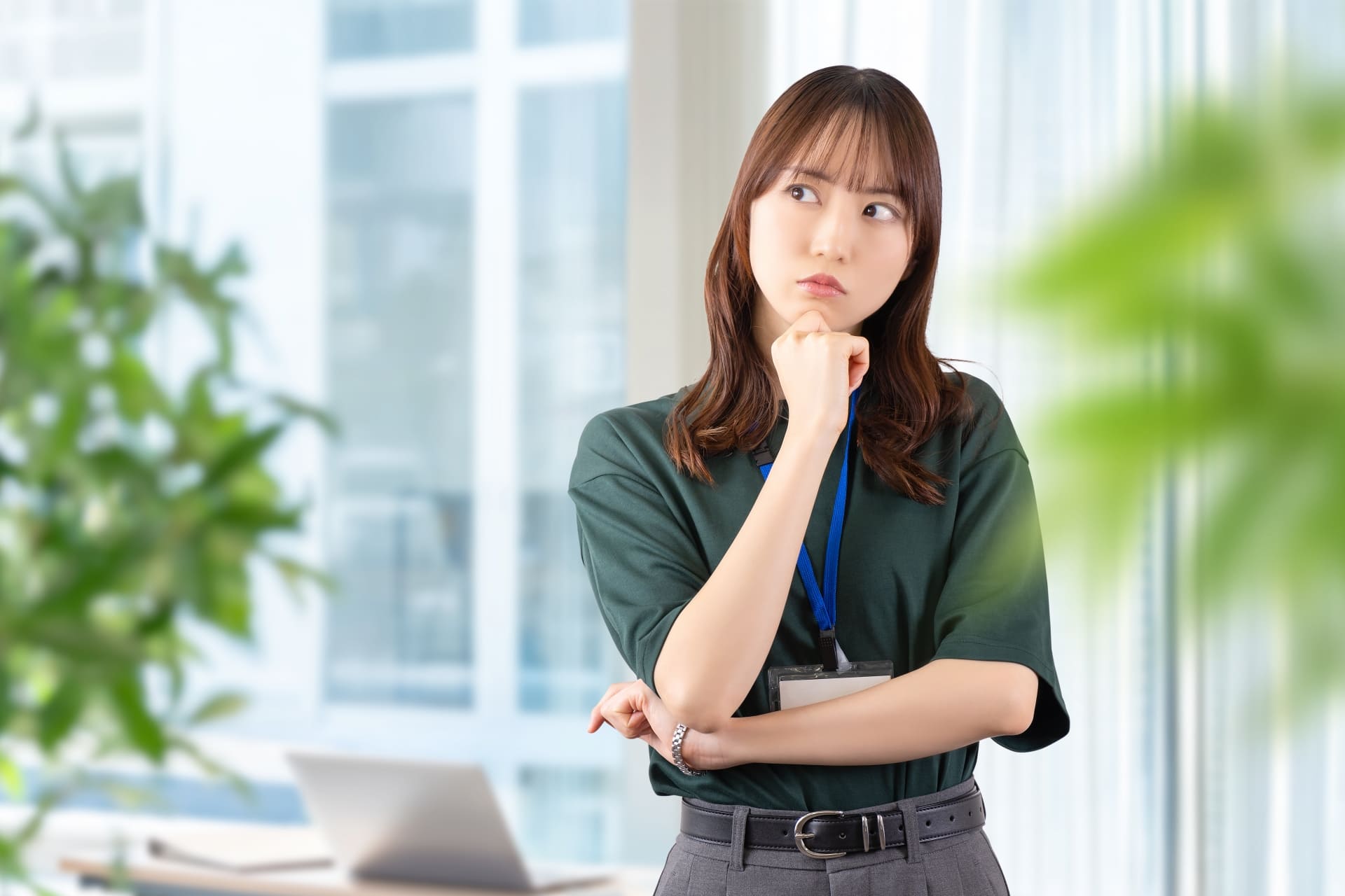 アパレル業界でRFIDが注目される理由を考える女性のイメージ画像
